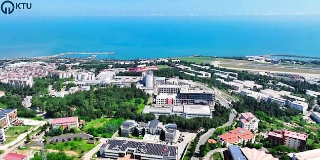 Karadeniz Teknik Üniversitesi kampüsü ve çevresi Karadeniz Teknik Üniversitesi kampüsü, yeşil alanlar ve deniz manzarası ile birlikte.