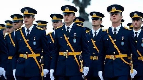2026 subay maaşları hakkında bilgi veren kapak görseli Askeri kıyafet giymiş subaylar, düzenli bir şekilde sıralanmış.