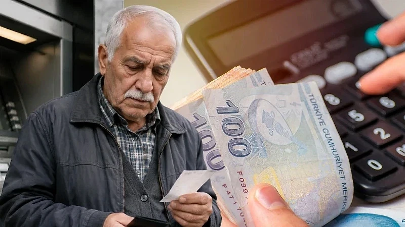 ATM kullanımı ve para çekme rehberi Yaşlı bir adam, ATM'den para çekerken elinde banknot ve makbuz tutuyor.