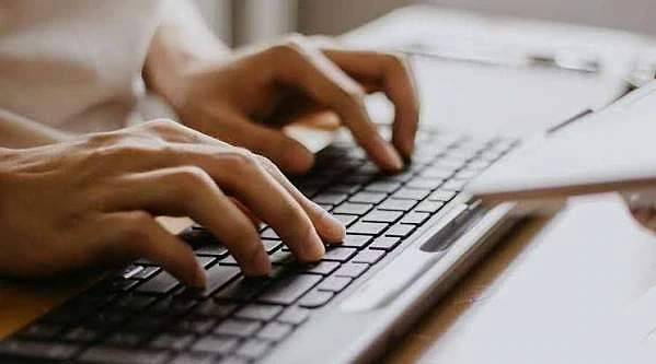 2026 zabıt katibi maaşları hakkında detaylar Zabıt katibi maaşları hakkında bilgi veren bir blog yazısı için yazı yazan eller.