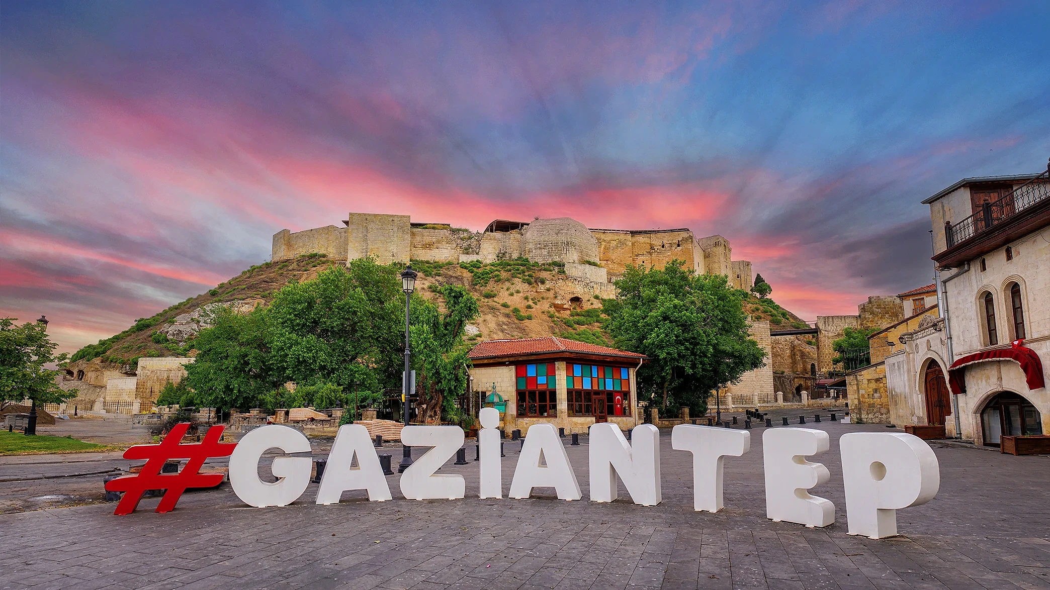 Gaziantep iş ilanları ve kariyer fırsatları Gaziantep kalesi ve çevresinde yer alan büyük #GAZIANTEP yazısı, gün batımı manzarasıyla birlikte.