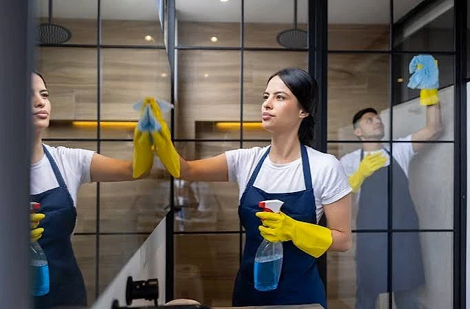 Bahçeşehir Ev Temizlik Hizmetleri ve Fiyat Rehberi Ev temizliği yapan profesyonel temizlikçiler, banyo ve ayna temizliği yapıyor.