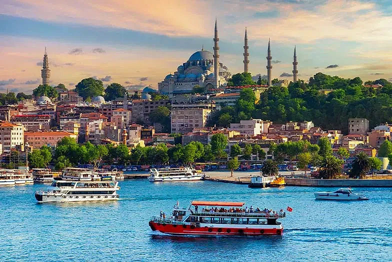 İstanbul'da personel aranan ilçeler hakkında rehber İstanbul Boğazı'nda feribotlar ve tarihi yapılar, iş ve istihdam rehberi için ilham verici bir manzara.