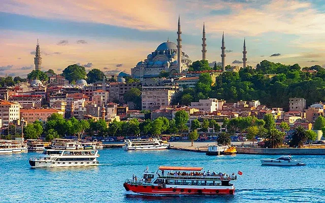 İstanbul'da personel aranan ilçeler hakkında rehber İstanbul Boğazı'nda feribotlar ve tarihi yapılar, iş ve istihdam rehberi için ilham verici bir manzara.
