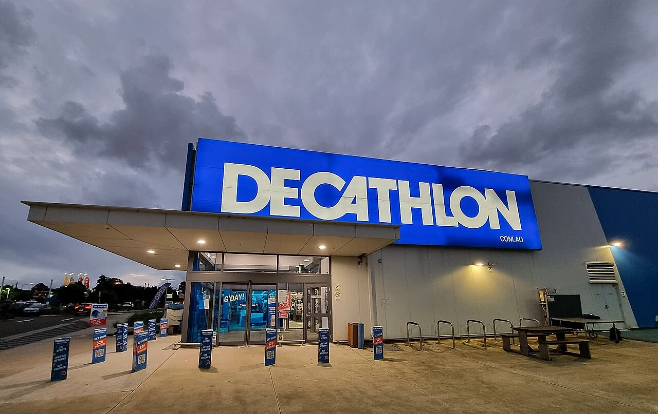 Decathlon mağaza dış görünümü ve giriş detayları Decathlon mağazasının dış cephesi, büyük mavi tabela ve giriş alanı ile görünüm.