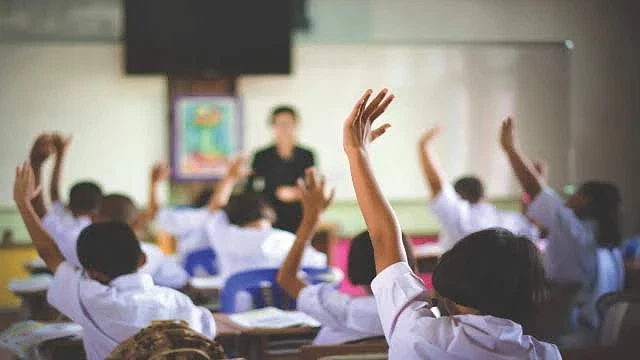 Eğitimde etkileşimli öğrenme yöntemleri Sınıfta el kaldıran öğrenciler, öğretmen ders anlatıyor.