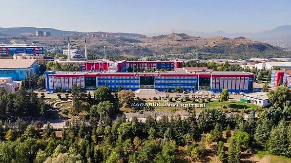 Karabük Üniversitesi DGS Taban Puanları ve Kontenjanları Karabük Üniversitesi kampüsünde yer alan binalar ve çevresindeki yeşil alanlar