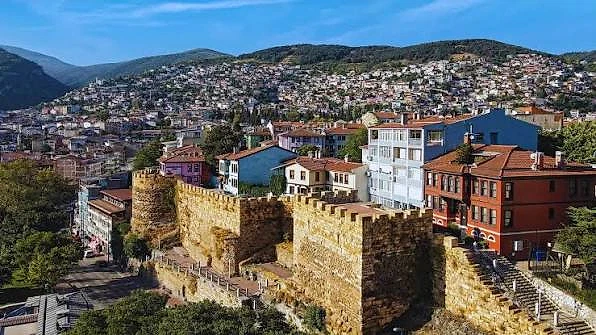 Bursa'da güncel iş ilanları ve fırsatlar Bursa'nın tarihi surları ve şehir manzarası, iş fırsatlarına dair umut verici bir atmosfer sunuyor.